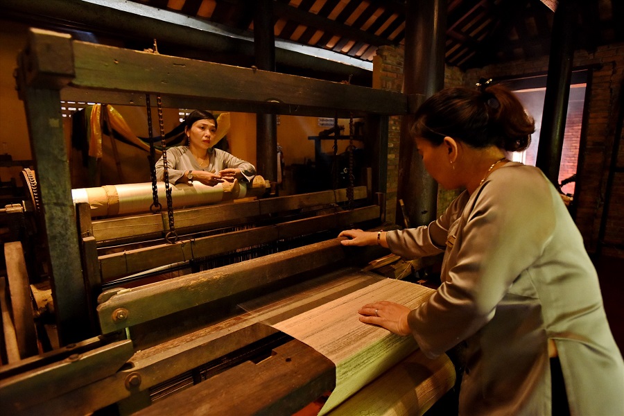 Quá trình sản xuất vải gấm rất phức tạp, đòi hỏi thợ dệt tay nghề cao