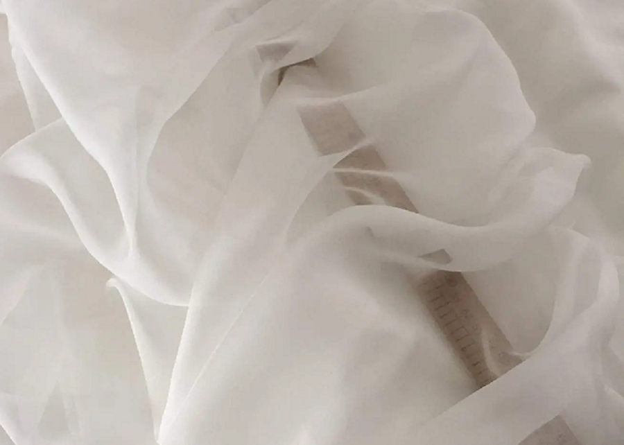 Vải lụa tơ tằm là loại lụa cao cấp nhất, thường chỉ có màu trắng ngà tự nhiên