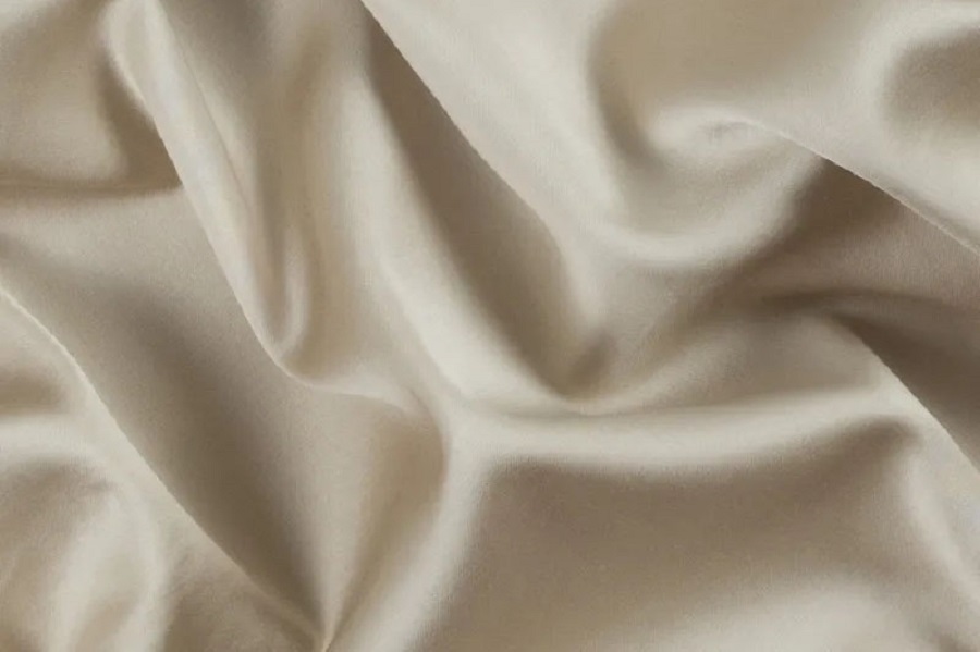 Cấu trúc của vải lụa satin khá phức tạp, lụa có độ bóng mịn, tính thẩm mĩ và độ bền cao