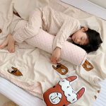 Gối ôm sẽ mang đến cho bạn cảm giác yên tâm, an toàn khi ngủ